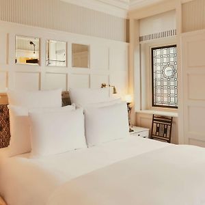Kleines Zimmer mit Kingsize-Bett